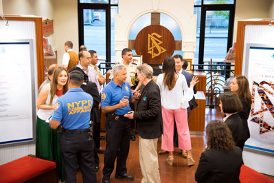 Scientology Kerk van Harlem geeft een rondleiding aan de politie van New York en leiders van de gemeenschap 