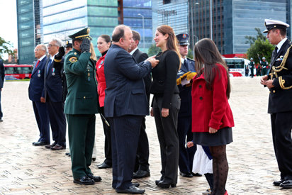 Sandra Poveda ontvangt nationale medaille van Colombia’s Ministerie van Defensie.